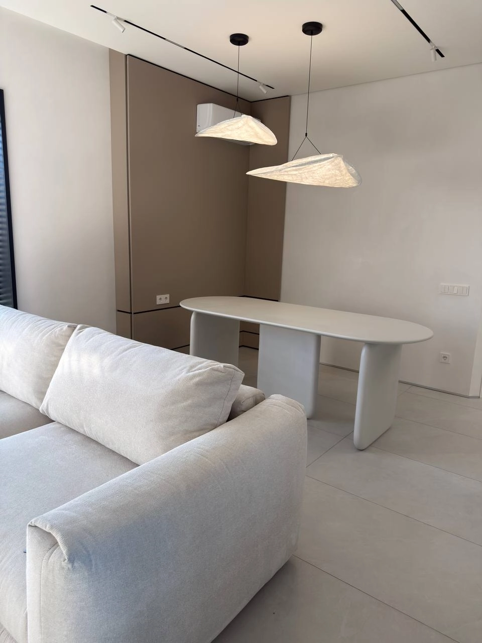 TRIAD 08, денне освітлення та м’яка фактура мікроцементу