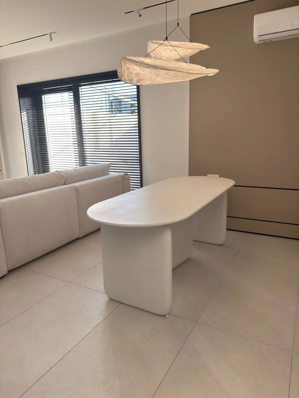 TRIAD 08, близький ракурс овальної стільниці